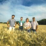 Photo de la famille CABANE sur leur exploitation céréalières